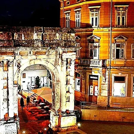 Apartmani Delas Pjescana Uvala Exterior photo